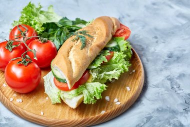 Marul, domates ve peynir ile taze sandviç ahşap beyaz dokulu arka plan üzerinde seçici odak tabakta