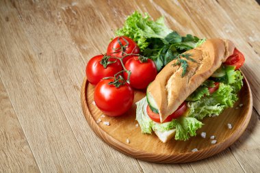 Çeşitli taze sebze ve otlar rustik ahşap arka plan, üstten görünüm, seçici odak sanatsal natürmort.