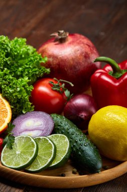 Natürmort ahşap arka plan, seçici odak, yakın çekim ahşap plaka üzerinde taze organik sebze