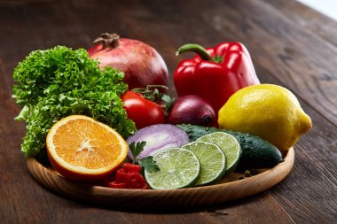 Natürmort ahşap arka plan, seçici odak, yakın çekim ahşap plaka üzerinde taze organik sebze