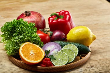 Natürmort ahşap arka plan, seçici odak, yakın çekim ahşap plaka üzerinde taze organik sebze