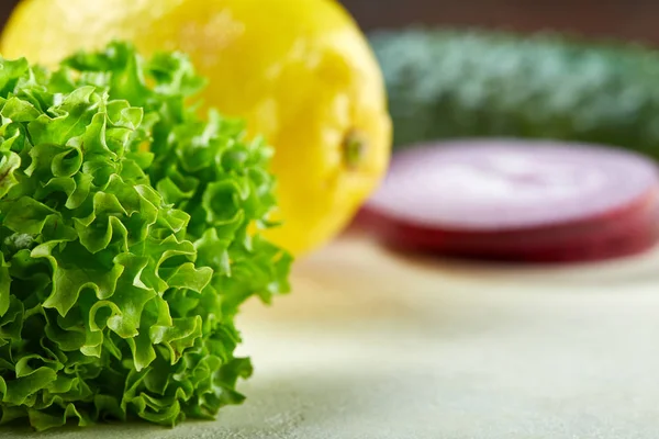 Verduras frescas bodegón. Vegas alineadas sobre un fondo blanco, vista superior, primer plano, enfoque selectivo, espacio de copia . —  Fotos de Stock