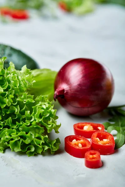 Sammansättningen av grönsaker och örter på vit bakgrund, kopia utrymme, selektivt fokus, platt lay, närbild — Stockfoto