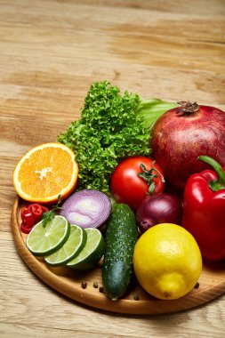 Natürmort ahşap arka plan, seçici odak, yakın çekim ahşap plaka üzerinde taze organik sebze