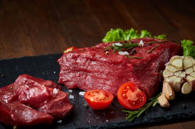 Sebze ile kayrak yönetim kurulu ve baharat, seçici odak, yakın çekim çiğ biftek bileşimi.