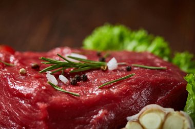 Sebze ile kayrak yönetim kurulu ve baharat, seçici odak, yakın çekim çiğ biftek bileşimi.