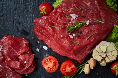 Sebze ile kayrak yönetim kurulu ve baharat, seçici odak, yakın çekim çiğ biftek bileşimi.