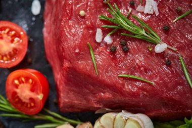 Sebze ile kayrak yönetim kurulu ve baharat, seçici odak, yakın çekim çiğ biftek bileşimi.