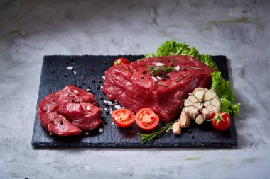 Sebze ile kayrak yönetim kurulu ve baharat, seçici odak, yakın çekim çiğ biftek bileşimi.