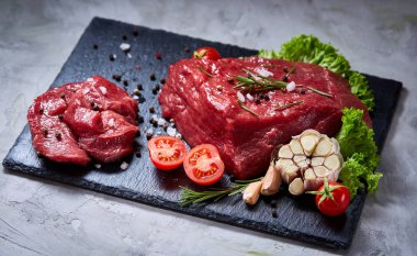 Sebze ile kayrak yönetim kurulu ve baharat, seçici odak, yakın çekim çiğ biftek bileşimi.