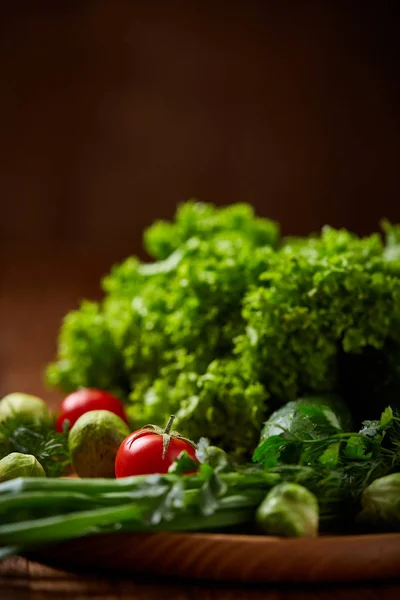Vegetariano ainda vida de legumes frescos em placa de madeira sobre fundo rústico, close-up, flat lay . — Fotografia de Stock