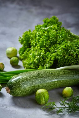 Taze sebze hayat hala beyaz dokulu arka plan, yakın çekim, düz lay üzerinde.