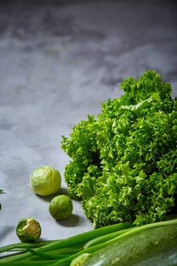 Taze sebze hayat hala beyaz dokulu arka plan, yakın çekim, düz lay üzerinde.