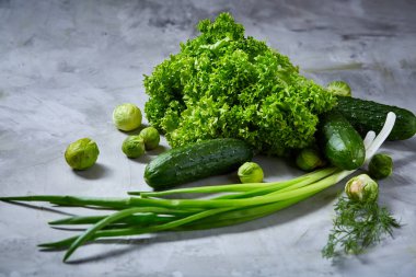 Taze sebze hayat hala beyaz dokulu arka plan, yakın çekim, düz lay üzerinde.