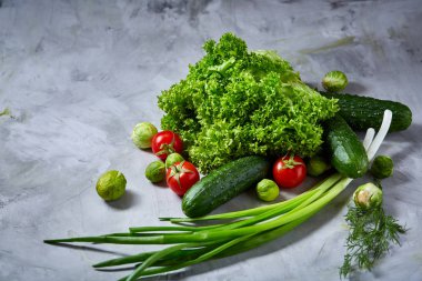 Taze sebze hayat hala beyaz dokulu arka plan, yakın çekim, düz lay üzerinde.