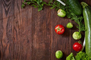 Yuvarlak kare yapılan sebze ve otlar ahşap arka plan üzerinde uzay kopyalayın, görünümü top