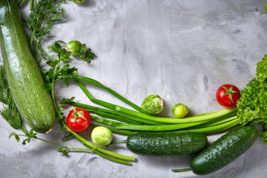 Yuvarlak kare yapılan sebze ve otlar ahşap arka plan üzerinde uzay kopyalayın, görünümü top