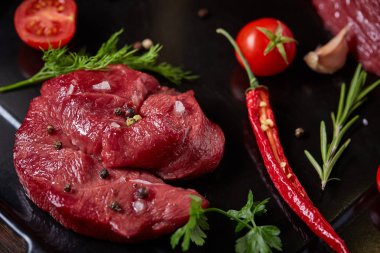 Sebzeler, otlar ve metal tepsi, yakın çekim, seçici odak spicies çiğ biftek düz lay