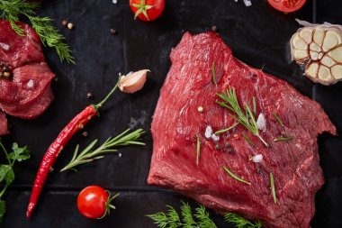 Sebzeler, otlar ve metal tepsi, yakın çekim, seçici odak spicies çiğ biftek düz lay