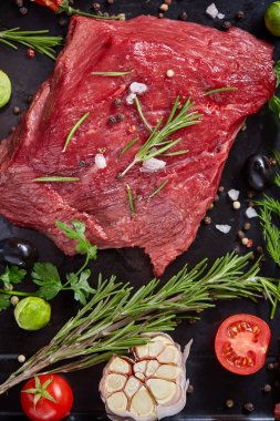 Sebzeler, otlar ve metal tepsi, yakın çekim, seçici odak spicies çiğ biftek düz lay