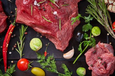 Sebzeler, otlar ve metal tepsi, yakın çekim, seçici odak spicies çiğ biftek düz lay