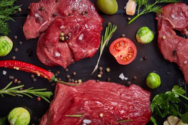 Sebzeler, otlar ve metal tepsi, yakın çekim, seçici odak spicies çiğ biftek düz lay