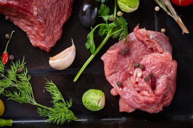 Sebzeler, otlar ve metal tepsi, yakın çekim, seçici odak spicies çiğ biftek düz lay