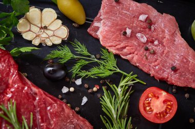 Sebzeler, otlar ve metal tepsi, yakın çekim, seçici odak spicies çiğ biftek düz lay