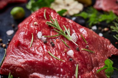 Sebzeler, otlar ve metal tepsi, yakın çekim, seçici odak spicies çiğ biftek düz lay