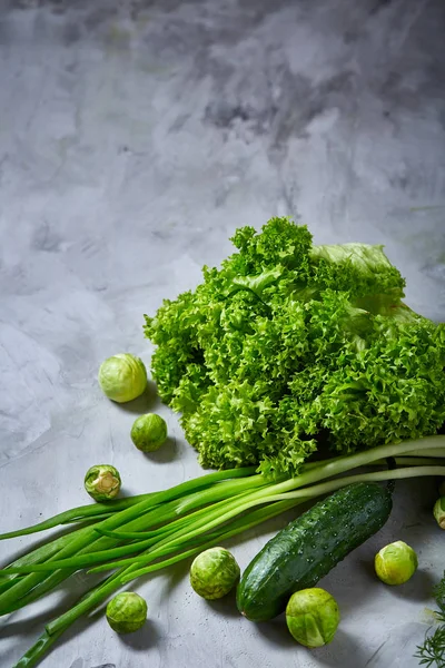 Färska grönsaker stilla liv över vit texturerat bakgrund, närbild, platt lay. — Stockfoto