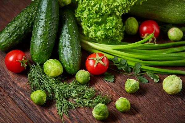 Composição de vegetais frescos sobre fundo de madeira, close-up, flat lay . — Fotografia de Stock