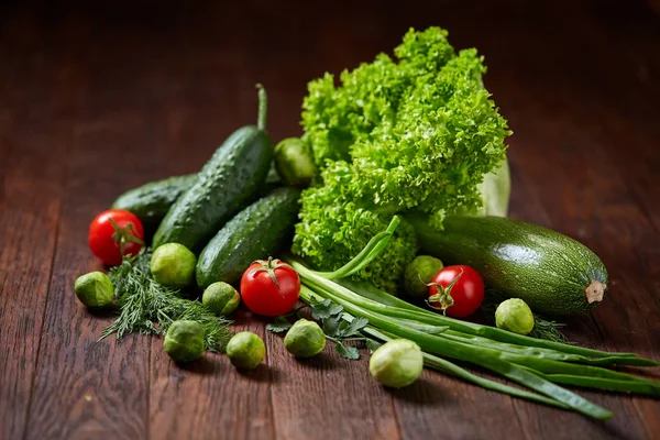 Composition des légumes frais sur fond bois, plan rapproché, plat . — Photo