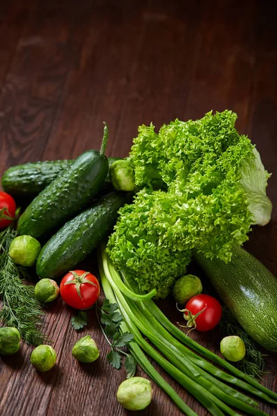 Composição de vegetais frescos sobre fundo de madeira, close-up, flat lay . — Fotografia de Stock