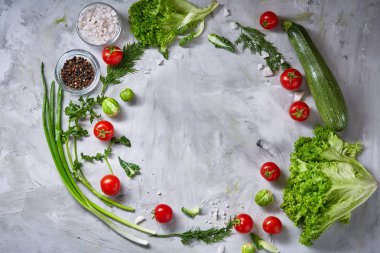 Yuvarlak kare yapılan sebze ve otlar dokulu beyaz bir arka plan üzerinde uzay kopyalayın, görünümü top