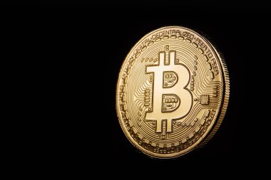 Altın bitcoin cryptocurrency para siyah arka plan üzerine sığ derinlik-in tarla izole