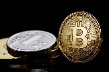 Farklı cryptocurrency bitcoins karanlık tablo, yakın çekim, seçici odak ile kavramsal görüntü.