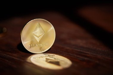 Ethereum blockchain cryptocurrency, gölgesini ahşap masa, yakın çekim, seçici odak ile