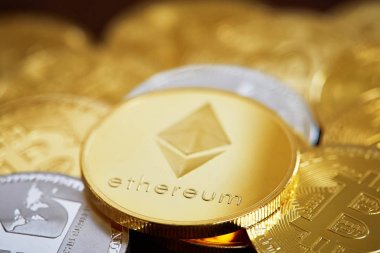 Farklı cryptocurrencies arka plan ile ethereum yukarıda, yakın çekim, üstten görünüm, sığ derinlik-in tarla