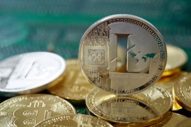 Anakart üzerinde cryptocurrencies yığını. Litecoin en önemli cryptocurrency kavram olarak yakın çekim