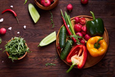 Bir vejetaryen salata rustik ahşap arka plan, yakın çekim, seçici odak için sebzeli ahşap plaka