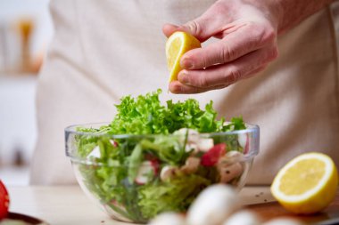 Adam seçici odak sağlıklı sebze salatası, yakın çekim, yapım mutfak yemek.