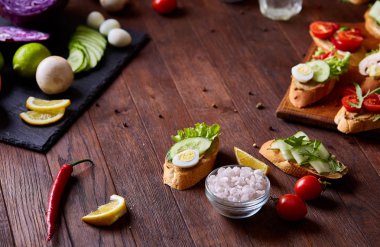 Nutritios kavramı ile taze sebze, sandviçler ve spicies, üstten görünüm, seçici odak Öğle Yemeği.