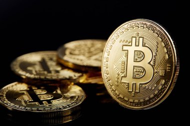Farklı cryptocurrency bitcoins karanlık tablo, yakın çekim, seçici odak ile kavramsal görüntü.