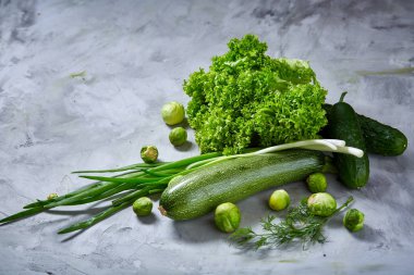 Taze sebze hayat hala beyaz dokulu arka plan, yakın çekim, düz lay üzerinde.