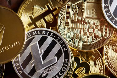 Dijital cryptocurrencys Bitcoin, Ethereum, Litecoin ahşap arka plan üzerinde. Cryptocurrency kavramı, yakın çekim
