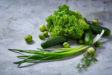 Taze sebze hayat hala beyaz dokulu arka plan, yakın çekim, düz lay üzerinde.