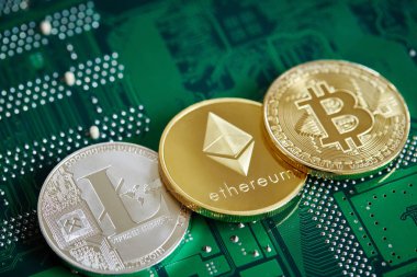 Cryptocurrencies anakart üzerinde bir daire içinde yığını. Cryptocurrency kavramı, yakın çekim, seçici odak