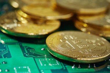 Cryptocurrencies anakart üzerinde bir daire içinde yığını. Cryptocurrency kavramı, yakın çekim, seçici odak