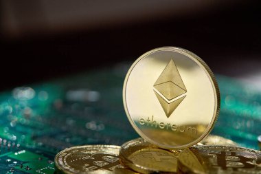 Altın ethereum para cryptocurrency bir bilgisayar anakart, seçici odak, yakın çekim.