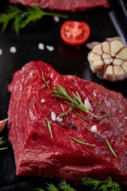 Sebzeler, otlar ve metal tepsi, yakın çekim, seçici odak spicies çiğ biftek düz lay